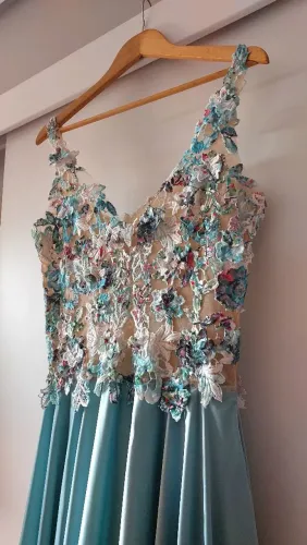 Vestido longo bordado azul tiffany