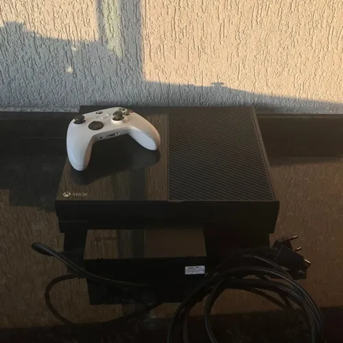 Vendo Xbox One Fat, 3 controles e conta com vários jogos