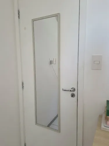 Espelho de Parede e Porta Retangular 33x123 cm Moldura Amadeirada Clara