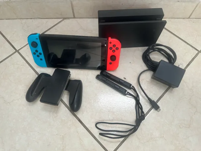 Nintendo Switch 1 + Mario Kart 8 Deluxe