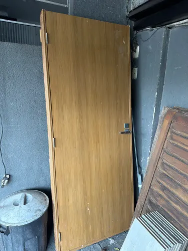 Porta de madeira com marco - 80cm
