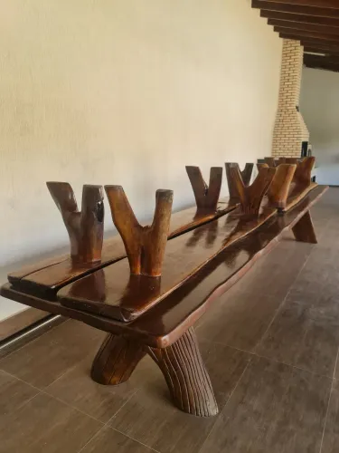 MESA DE MADEIRA RÚSTICA COM QUATRO BANCOS 5.00 x .90