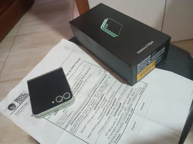 Estou vendendo o meu celular no valor de 3000 Samsung flipz z6 único dono