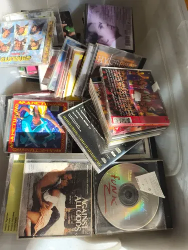 Kit com 150 CD's de músicas variáveis 