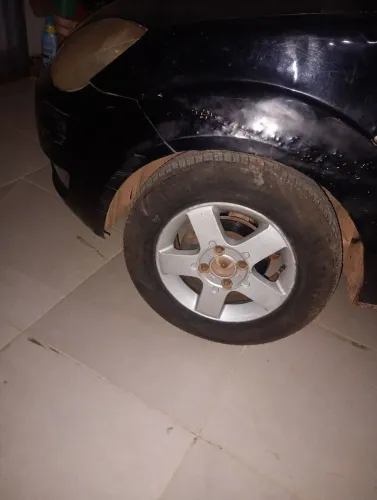 Jogo de 4 rodas de liga leve pra carro fiesta com penus novos