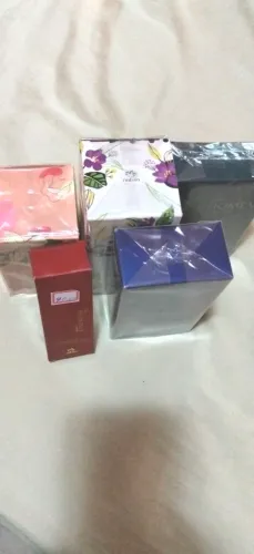 Perfumes femininos e masculinos,os preços estão nas embalagens