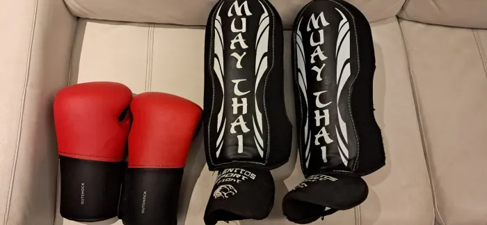 Luvas de boxe e caneleira muay thai