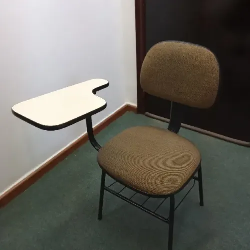 Cadeiras escolares com prancheta 