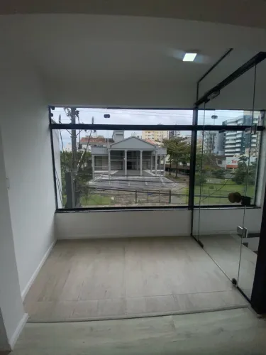Sala em frente ao Fórum na Rua Uruguai, Centro, Itajaí