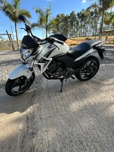 Cb 300 impecável