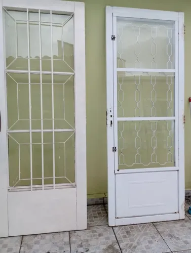 Janelas, grades e portas, bicicleta antiga.