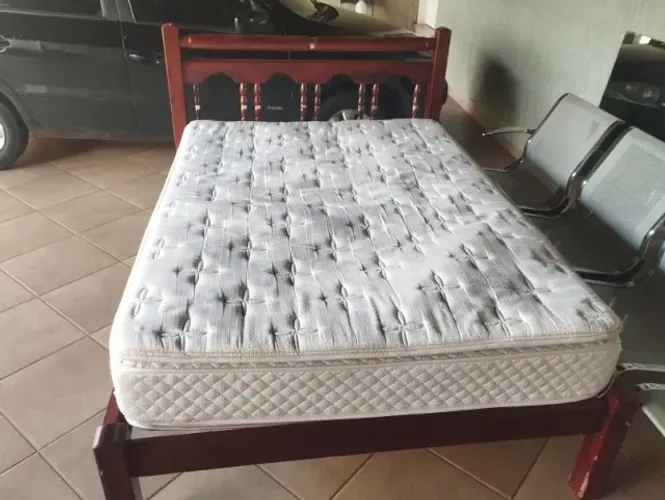 Cama de casal pura madeira e colchão de molas ensacadas