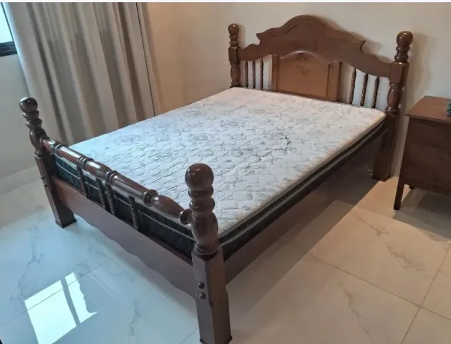 Cama Queen Clássica em Madeira Maciça - Robustez e Elegância Eterna
