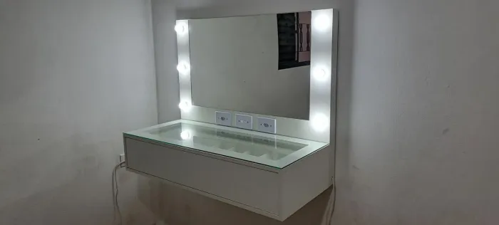Embelezar sua casa, pentiadeira com luzes, gaveta com divisória,  usada em ótimo estado. 