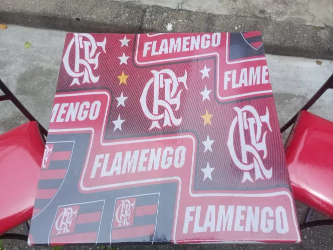Conjunto de mesa com banquetes de ferro,com tampo de madeira