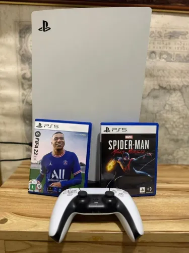 PlayStation 5 em ótimo estado + controle + 2 jogos
