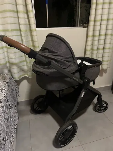 Carrinho Moisés + bebê conforto + base 
