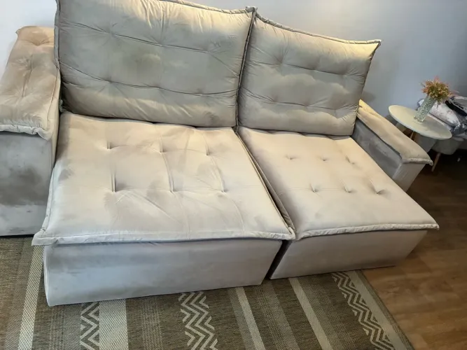 Vende-se um excelente sofá retrátil três lugares.