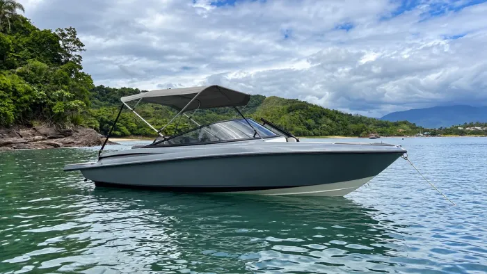 Lancha commodore 210 ano 2025