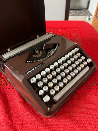 Máquina de escrever Olivetti Lettera 82