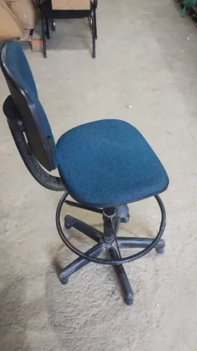 Cadeira Elevada Estilo Caixa ou Balconista ideal para comércio ou escritório