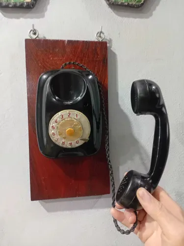 Telefone de parede com madeira maciça