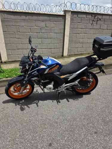 Twister muito nova (moto de passeio)