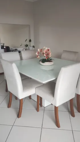 Mesa de Jantar com 6 cadeiras + Aparador