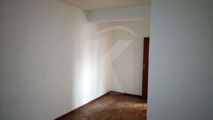 Apartamento com 2 dormitórios, sala, cozinha, banheiro, área de serviço e 1 vaga. Prédio s