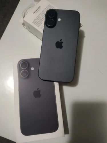 iPhone 16 256GB com carregador portátil e capa novos - saúde bateria 93 - Impecável 