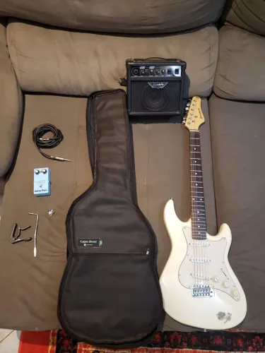 Guitarra Strinberg ST 100 Stratocaster + Amplificador Strimberg G15