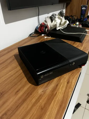 VENDE-SE XBOX 360 SUPER SLIM CONSERVADO