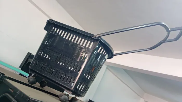 CESTA PLASTICA DE MERCADO COM RODAS AVISTA 165.00 ZAP *  
