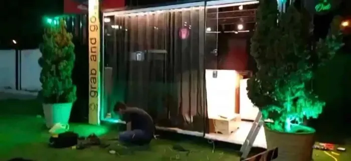 Container Pronto para Loja com Vitrine ACM Revestimento Térmico Copa e Banheiro