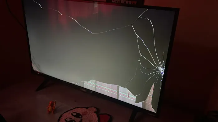 Smart TV AOC 32" Roku TV (Modelo 32S5155) - Com Tela Quebrada / Para Peças ou Conserto