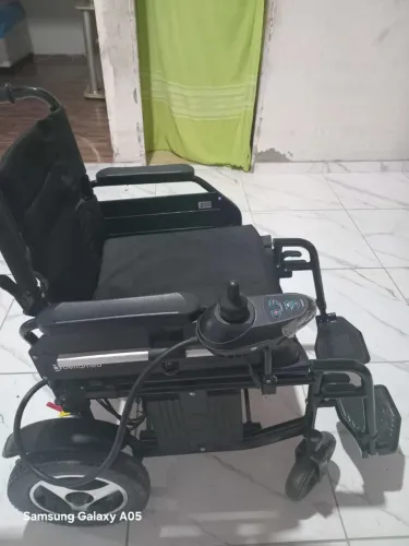 Cadeira de rodas automática dellamed para vender em estado de Nova com dez meses de uso.