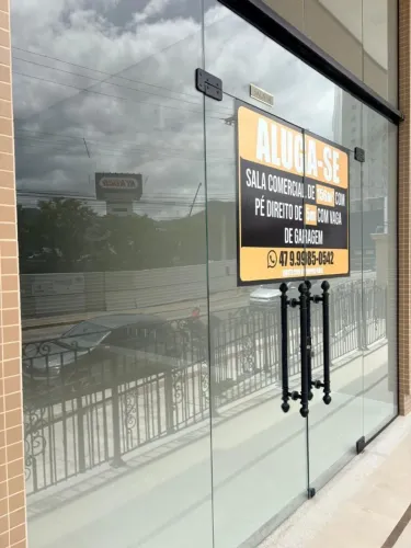 SALA COMERCIAL - FRENTE PARA A AVENIDA - CENTRO - ITAPEMA - 156M2