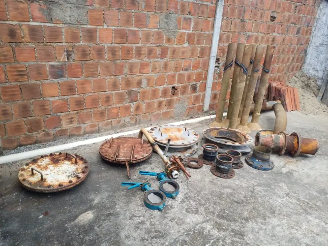 Tampas de ferro, tubos e flanges