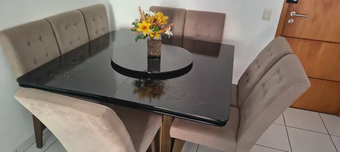 Conjunto de mesa com 8 cadeiras 