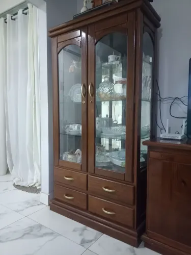 Estante/Cristaleira de madeira maciça e vidro