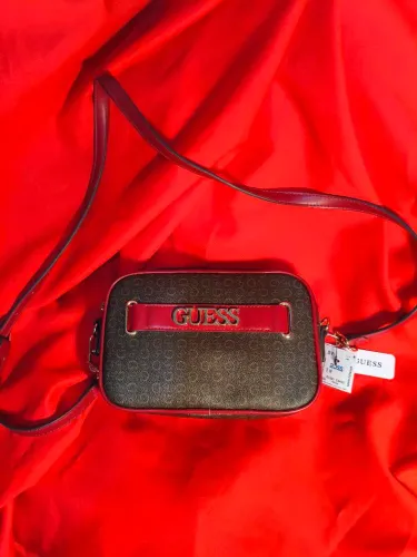 Bolsa Crossbody GUESS marrom e vermelha nunca usada