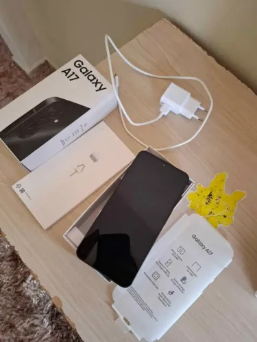 VENDO GALAXY A17 5G 128 GIGAS NOVO COM TODOS PERIFÉRICOS MENOS DE 3 DIAS DE USO. COM GARAT