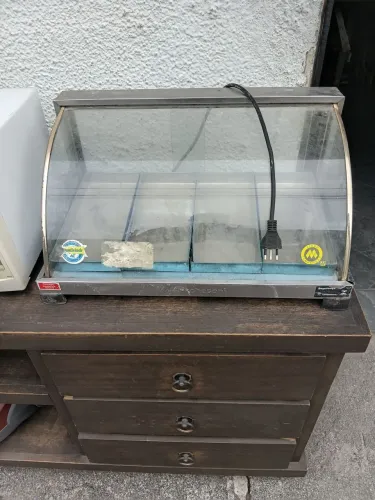 Estufa com quatro bandeiras em inox e linhas arredondadas .