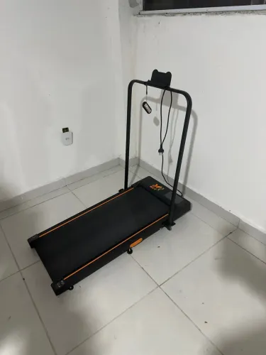 ESTEIRA ERGOMÉTRICA PRATICAMENTE NOVA