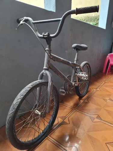 Bicicleta preta aro 20