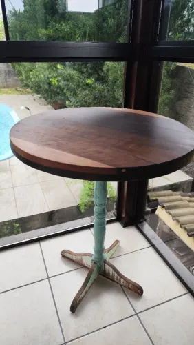 1 mesa em madeira demolição, canela medindo 80 cm alturax 68.5 cm largura