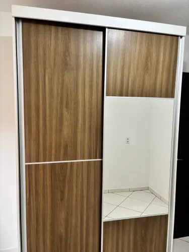 Vendo um guarda roupa 2 portas com espelho 