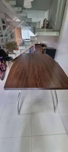 Mesa de Jantar Grande 1,80m x 1,10m - Tampo Amadeirado e Pés Niquelados
