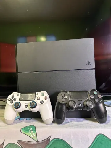 PS4 fat 1TB desbloqueado + 2 controles