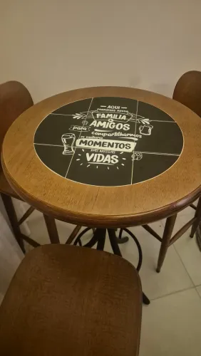 Mesa bistrô com ceramica no centro da mesa.
